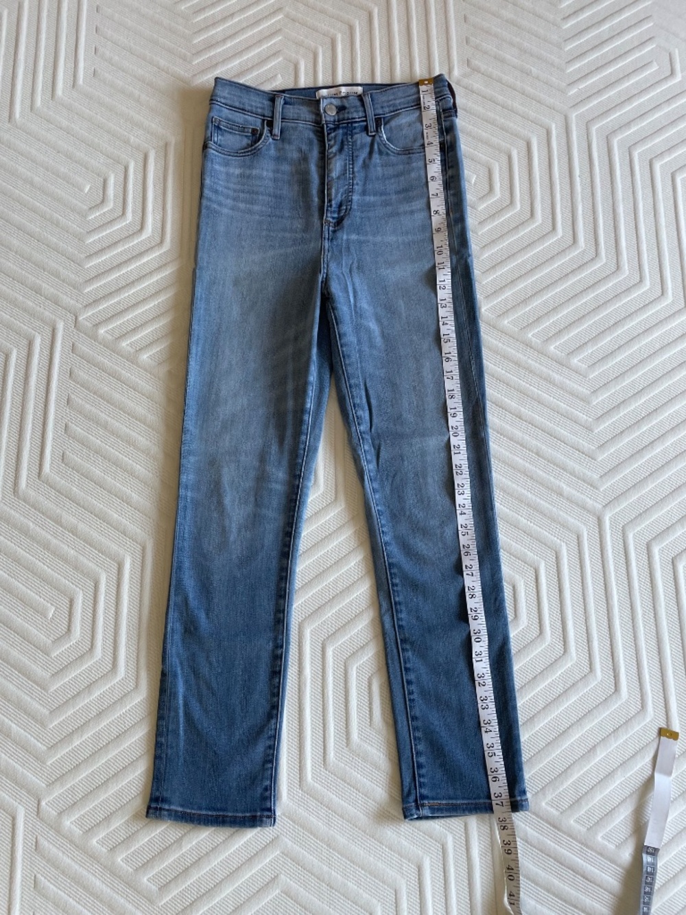 Aritzia Denim Forum, Lola high rise skinny crop jean 28W Medium to Light Blue - Picture 3 of 11